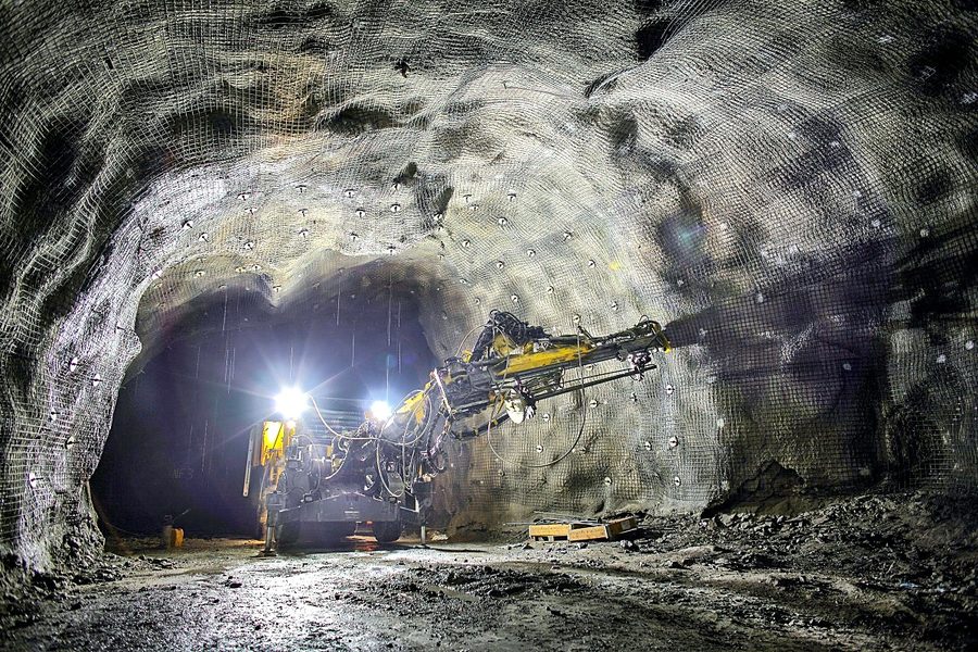Engin de foration souterraine au travail dans une galerie renforcée par un soutènement boulonné