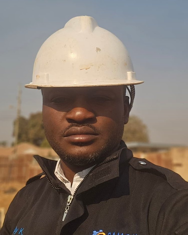 Membre des équipes de Pamoja Industrials en casque de chantier, sur un site ensoleillé